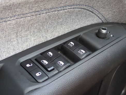 Used 2025 Jeep Compass Latitude image 25