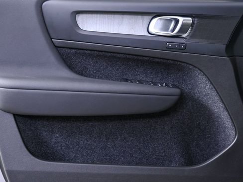 Certified 2025 Volvo XC40 B5 Plus image 8