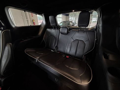 Used 2025 Chrysler Pacifica Limited FWD image 32