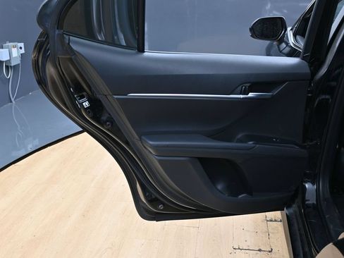 Used 2018 Toyota Camry LE FWD image 33