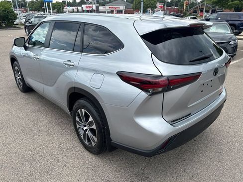 Used 2024 Toyota Highlander XLE AWD/4WD image 5