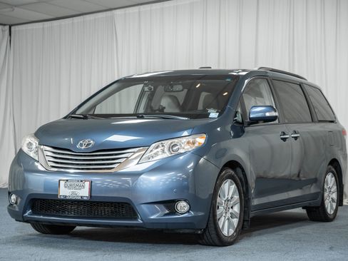 Used 2014 Toyota Sienna Limited image 3