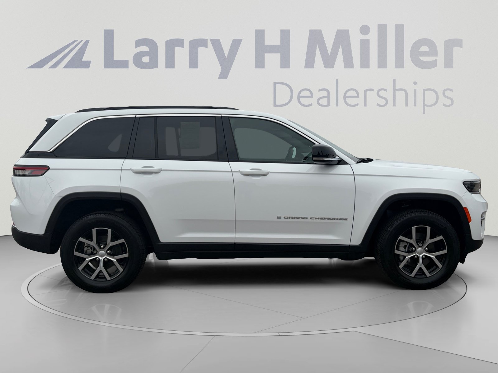 Used 2025 Jeep Grand Cherokee Limited w/ Trailer Tow Package AWD/4WD image 7
