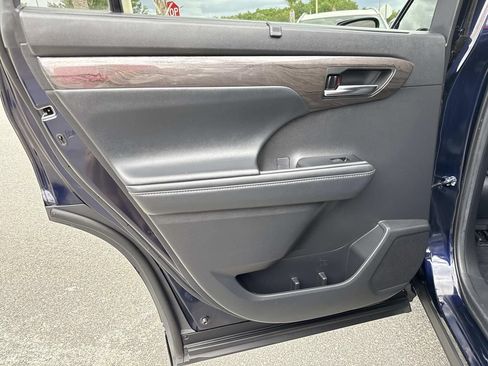 Used 2022 Toyota Highlander Limited FWD image 12