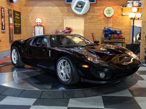 Used 2006 Ford GT RWD image 13