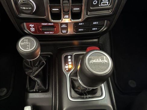 Used 2024 Jeep Gladiator Rubicon w/ Technology Group AWD/4WD image 16