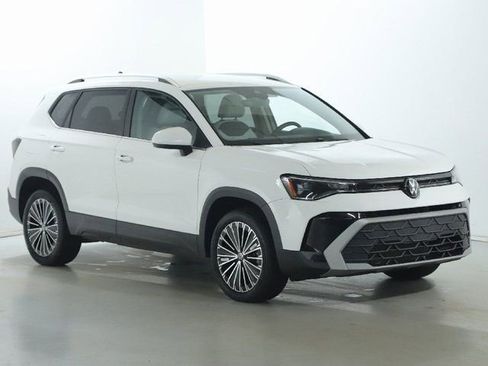 Used 2025 Volkswagen Taos SE FWD image 9