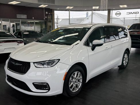 Used 2023 Chrysler Pacifica Touring-L FWD image 13