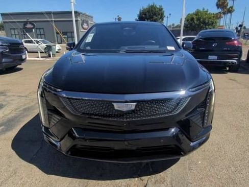 Used 2025 Cadillac Optiq Sport 2 w/ LPO, ONYX Package AWD/4WD image 3