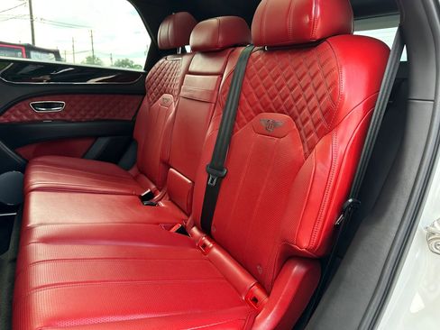 Used 2021 Bentley Bentayga AWD/4WD image 30