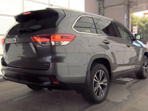 Used 2018 Toyota Highlander LE AWD/4WD image 3