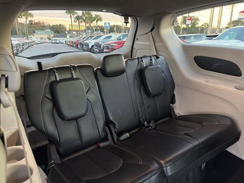 Used 2023 Chrysler Pacifica Touring-L image 11