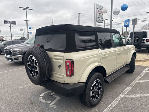 Used 2025 Ford Bronco Outer Banks image 9