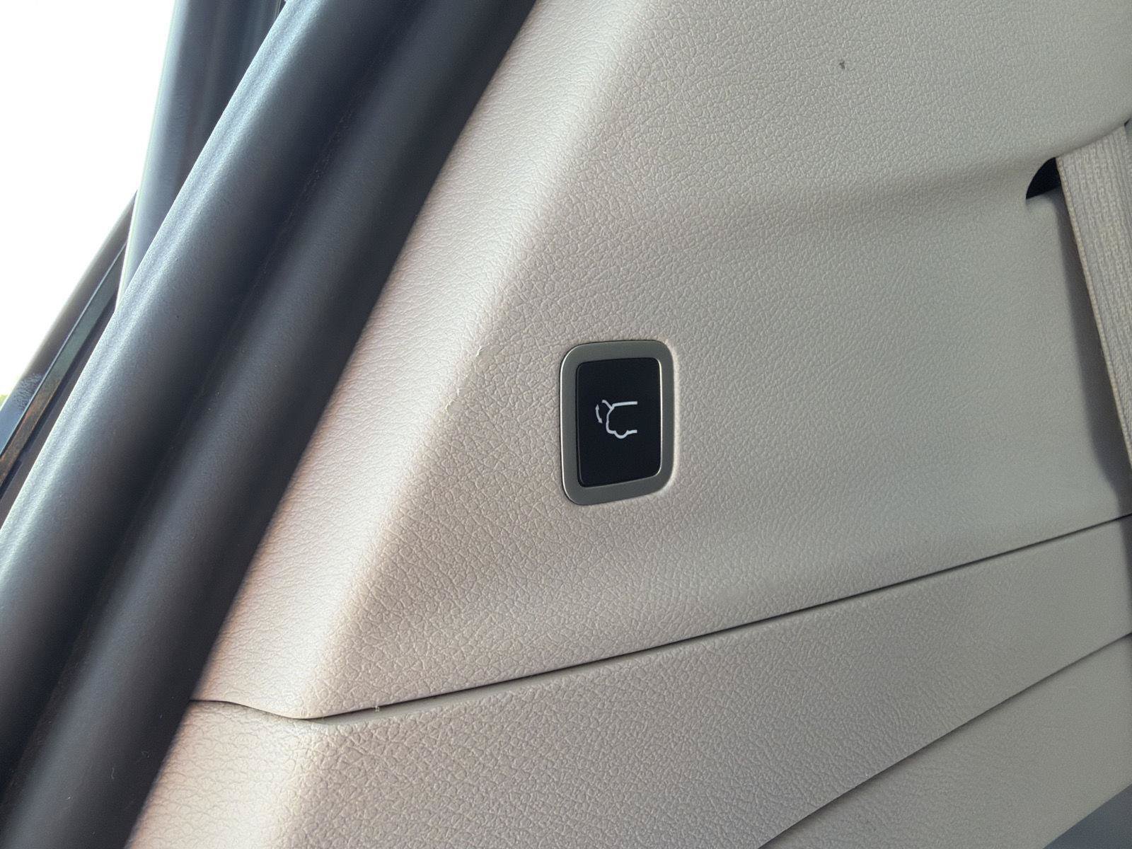 Used 2023 Chrysler Pacifica Touring-L FWD image 45
