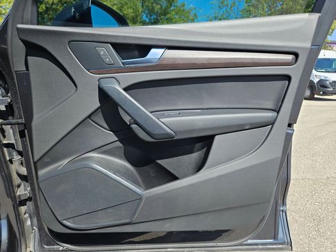 Used 2023 Audi Q5 Premium w/ Convenience Package image 29