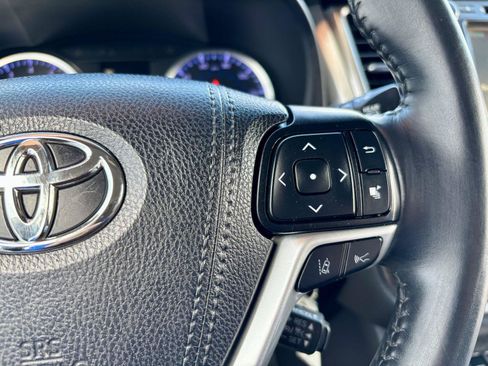 Used 2019 Toyota Highlander Plus w/ Carpet Mat Package (TMS) AWD/4WD image 32