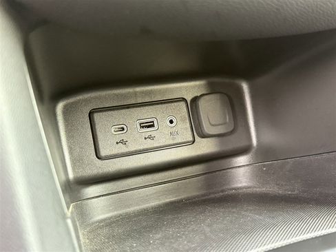 Used 2023 Chevrolet Equinox LT image 38