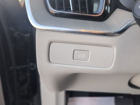 Used 2023 Volvo XC60 B5 Plus image 37