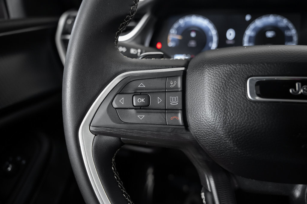 Used 2024 Jeep Grand Cherokee L Laredo AWD/4WD image 32
