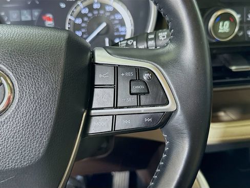 Used 2022 Toyota Highlander XLE FWD image 24