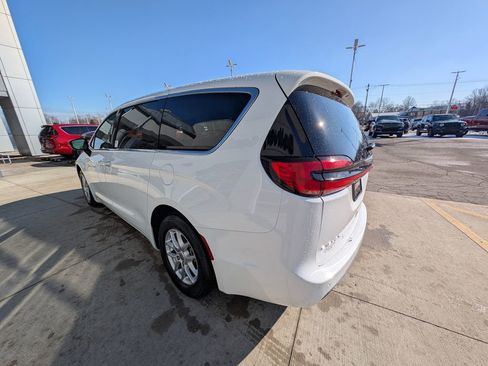 Used 2024 Chrysler Pacifica Touring-L image 6