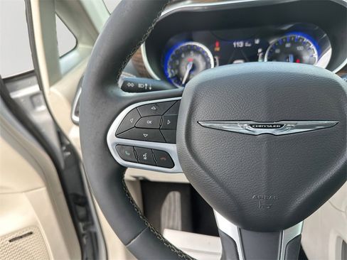 Used 2022 Chrysler Pacifica Limited w/ Uconnect Theater Family Group image 21