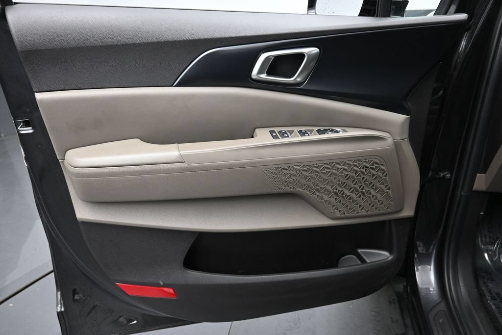 Used 2025 Kia Carnival FWD image 25