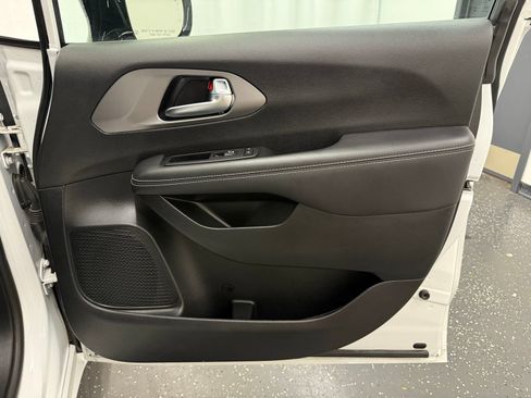 Used 2025 Chrysler Pacifica Select FWD image 7