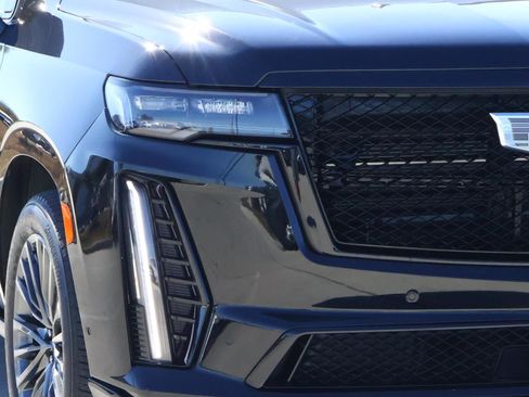 Used 2023 Cadillac Escalade V w/ LPO, ONYX Package image 9