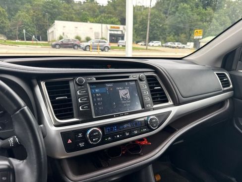 Used 2019 Toyota Highlander XLE AWD/4WD image 9