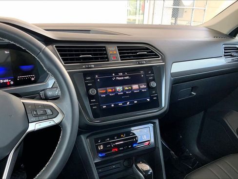 Used 2023 Volkswagen Tiguan SE w/ Panoramic Sunroof Package FWD image 8