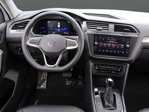 Certified 2023 Volkswagen Tiguan SE w/ Panoramic Sunroof Package FWD image 15