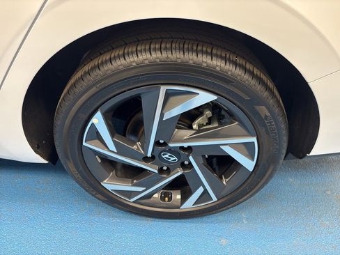 Used 2025 Hyundai Elantra SEL image 18