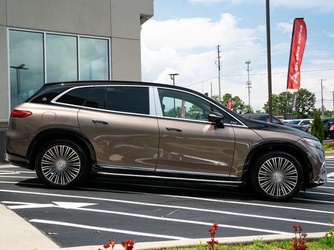 Used 2024 Mercedes-Benz Maybach EQS 680 4MATIC image 11