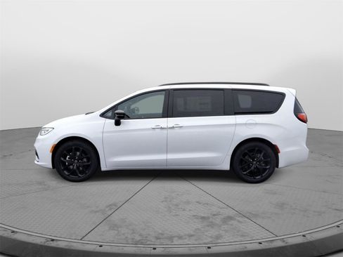 New 2026 Chrysler Pacifica Limited w/ S Appearance Package image 2