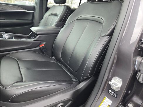 Certified 2025 Jeep Grand Cherokee L Limited w/ Luxury Tech Group II image 29