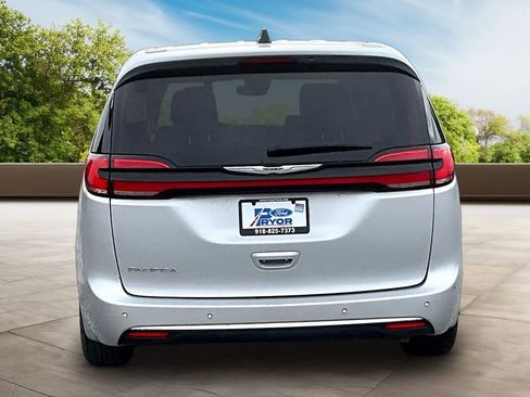 Used 2024 Chrysler Pacifica Touring-L FWD image 2
