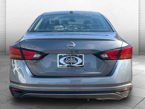 Used 2025 Nissan Altima 2.5 SV FWD image 3