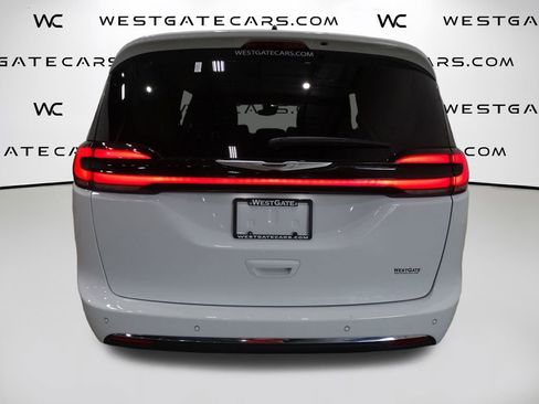 Used 2024 Chrysler Pacifica Touring-L image 6