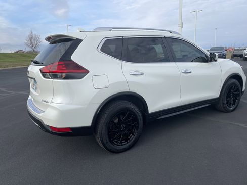 Used 2018 Nissan Rogue SV w/ Premium Package image 5