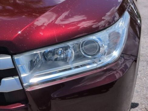 Used 2017 Toyota Highlander XLE w/ Carpet Mat Package AWD/4WD image 10
