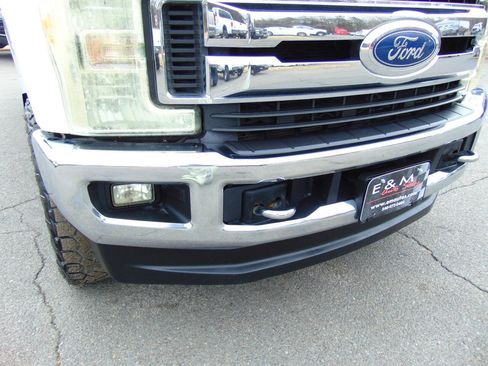 Used 2017 Ford F250 XLT w/ XLT Premium Package image 4