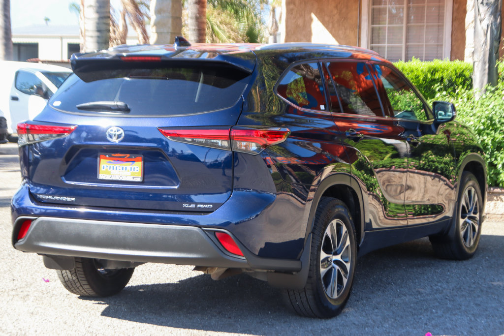 Used 2022 Toyota Highlander XLE AWD/4WD image 11
