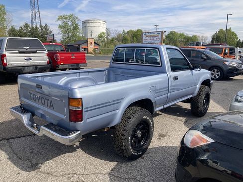 Used 1991 Toyota Pickup Deluxe AWD/4WD image 2