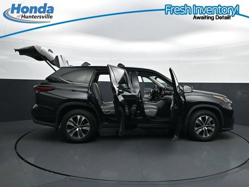 Used 2024 Toyota Highlander XLE AWD/4WD image 42