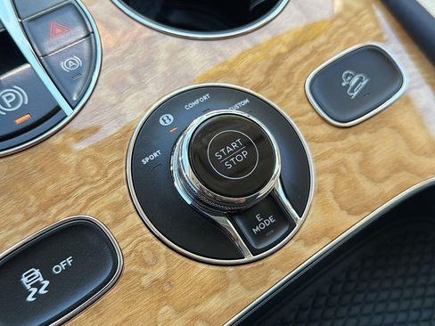 Used 2023 Bentley Bentayga Plug-In Hybrid AWD/4WD image 16