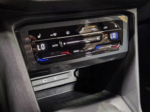 Used 2022 Volkswagen Tiguan SE image 39