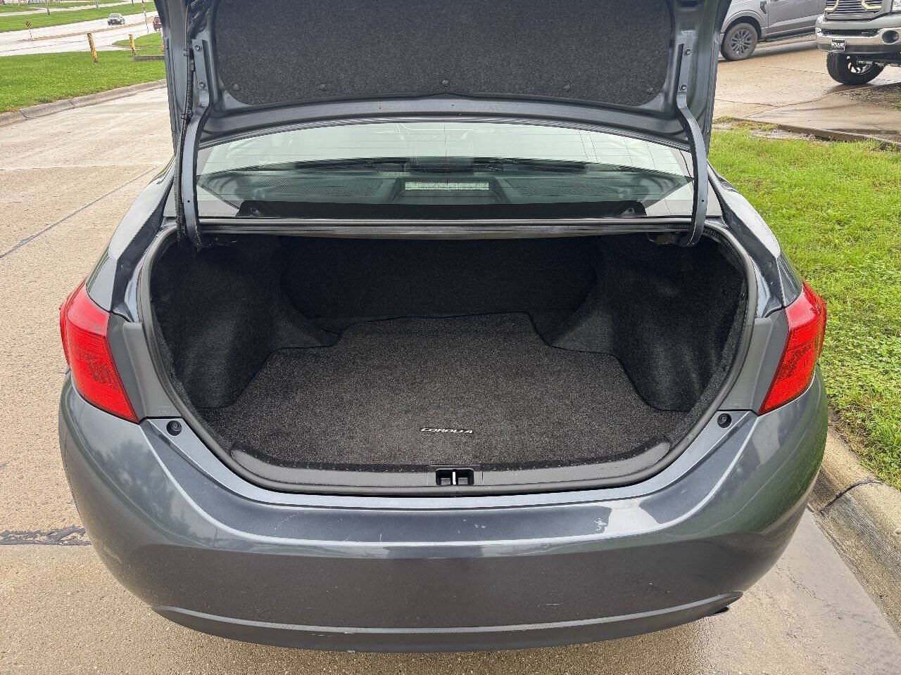 Used 2017 Toyota Corolla XSE w/ Carpet Mat Package (TMS) FWD image 10