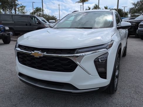 Used 2024 Chevrolet Trax LT w/ Driver Confidence Package FWD image 9
