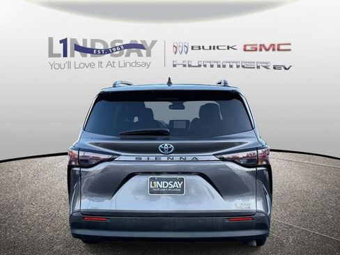 Used 2024 Toyota Sienna XLE image 3